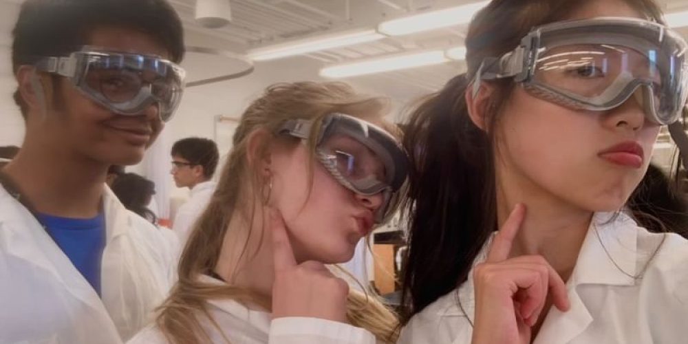 anya3 Anya et ses collègues de Shad pendant un laboratoire de sciences à Shad Laurentienne
